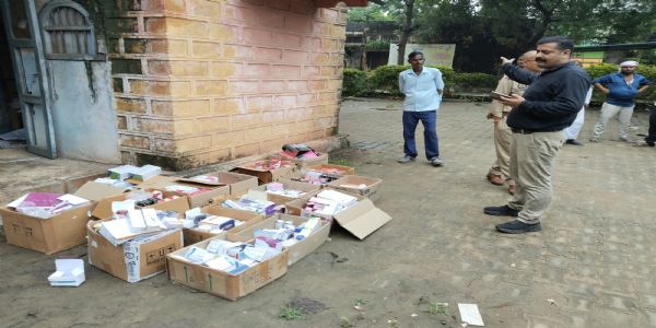 जन औषधि केंद्र में मिलीं 19 पेटी प्राइवेट दवाएं, जांच अधिकारी ने किया सील
