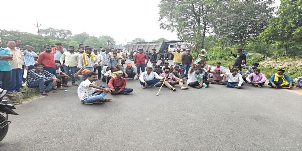 मां छिन्नमस्तिका प्लांट प्रबंधन पर लापरवाही का आरोप, सड़क जाम