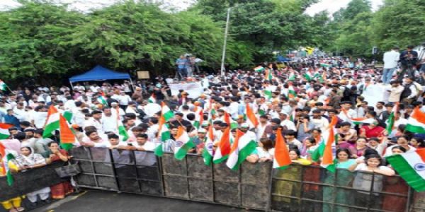पुणे में युवा शक्ति ने ‘वंदे मातरम’ गाकर देशभक्ति की लौ जलाई