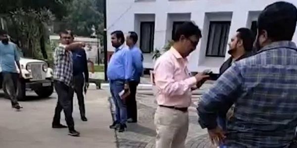 भोपाल नगर निगम मुख्यालय में सीनियर-जूनियर अधिकारी आमने-सामने, एएचओ ने जूता निकालने की कोशिश की