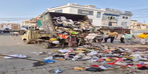 कैथल में हड़ताली सफाई कर्मियों ने सड़कों पर बिखेरा कचरा,आमजन हुआ परेशान