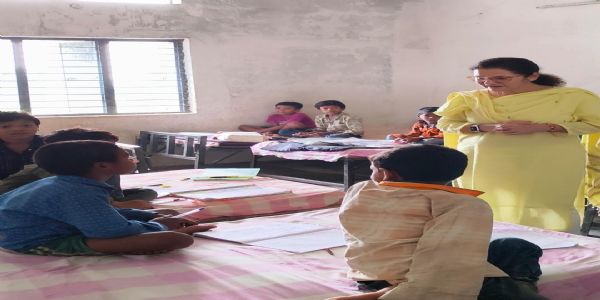 छात्रावासों में पहुंचीं कलेक्टर, बालिकाओं से की बातचीत, पढ़ाई और सुविधाओं का लिया जायजा