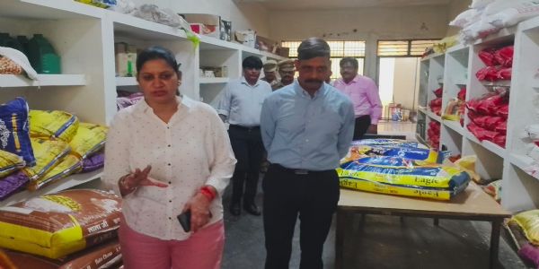 छात्राओं के बीच पहुंचे मंडलायुक्त और डीआईजी, खुद चखा खाना
