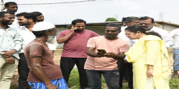 खेत की मेड़ पर पहुंचीं कलेक्टर, खुद किया डिजिटल क्रॉप सर्वे