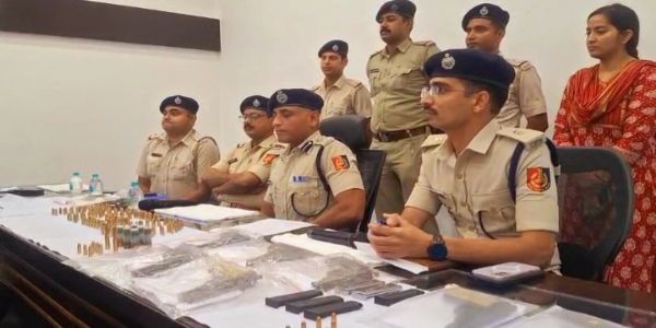 मुर्शिदाबाद जिले में मिला हथियारों का जखीरा,