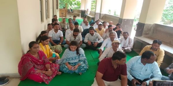 अयोध्या के लेखपाल के प्रकरण को लेकर लेखपाल संघ का विरोध प्रदर्शन, मुख्यमंत्री से जांच कराने की मांग