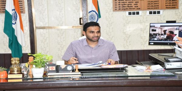 देवरिया : माता-पिता और भाई की मृत्यु के बाद बेसहारा हुई पांच बालिकाओं तक पहुंची प्रशासन की टीम