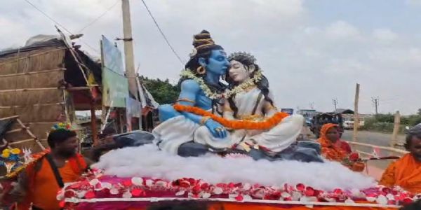 कच्ची कांवड़िया पथ पर बिखरे आस्था के रंग, पश्चिम बंगाल के श्रद्धालुओं का अनोखा संदेश