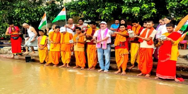 वाराणसी में रौद्र रूप धरी गंगा की नमामि गंगे ने किया दुग्धाभिषेक