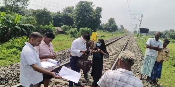 ट्रेन की चपेट में आने से युवक की मौत, रेलवे ट्रैक के पास मिला शव, जांच में जुटी एफएसएल टीम