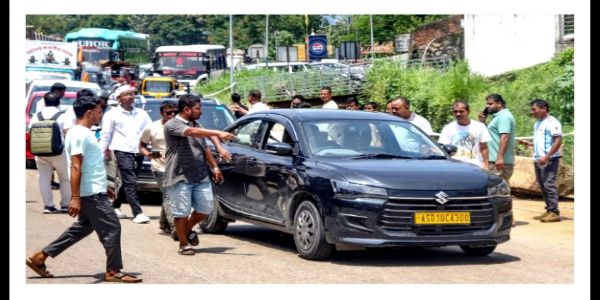 असम : जोराबाट प्रदर्शन अस्थायी रूप से स्थगित, मंत्री अतुल बोरा ने प्रदर्शनकारियों से की बातचीत