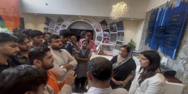 जबलपुर : छात्र के साथ हुई घटना को लेकर अभाविप का प्रदर्शन, विद्यालय प्रशासन की कार्यप्रणाली पर उठाए सवाल