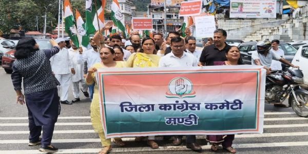 मंडी में राष्ट्रीय गान के अपमान को लेकर कांग्रेस का धरना प्रदर्शन, भाजपा पर साधा निशाना