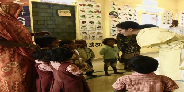 कलेक्टर आंगनबाड़ी केंद्र का अचानक किया निरीक्षण, बच्चाें से खाने की ली जानकारी