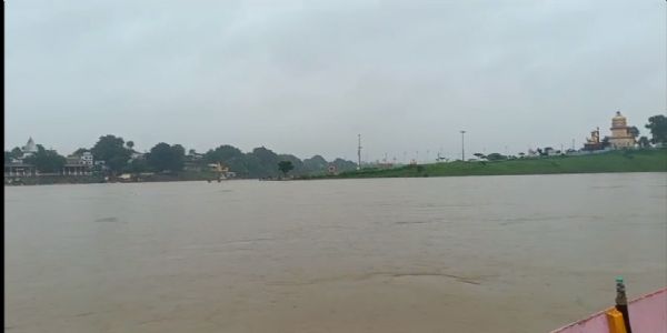 नर्मदा का जलस्तर बढ़ा, बरमान घाट का रिपटा पुल डूबा; घाटों पर सुरक्षा बढ़ाई