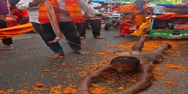 बेटी की किलकारी सुनी, तो दंडवत करते पहुंच गए बाबा नगरी