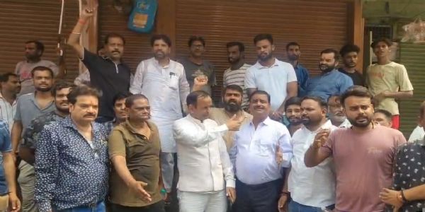खाद्य विभाग की छापेमारी के विरोध में व्यापारियों ने बाजार बंद कर किया प्रदर्शन