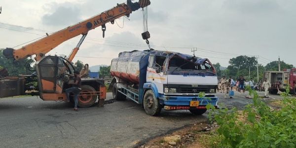 टैंकर दुर्घटनाग्रस्त होते ही डीजल लूटने दौड़े ग्रामीण, पुलिस की तत्परता से टला बड़ा हादसा
