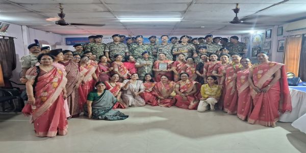 मारवाड़ी सम्मेलन की महिलाओं ने सीआरपीएफ जवानों को बांधी राखी