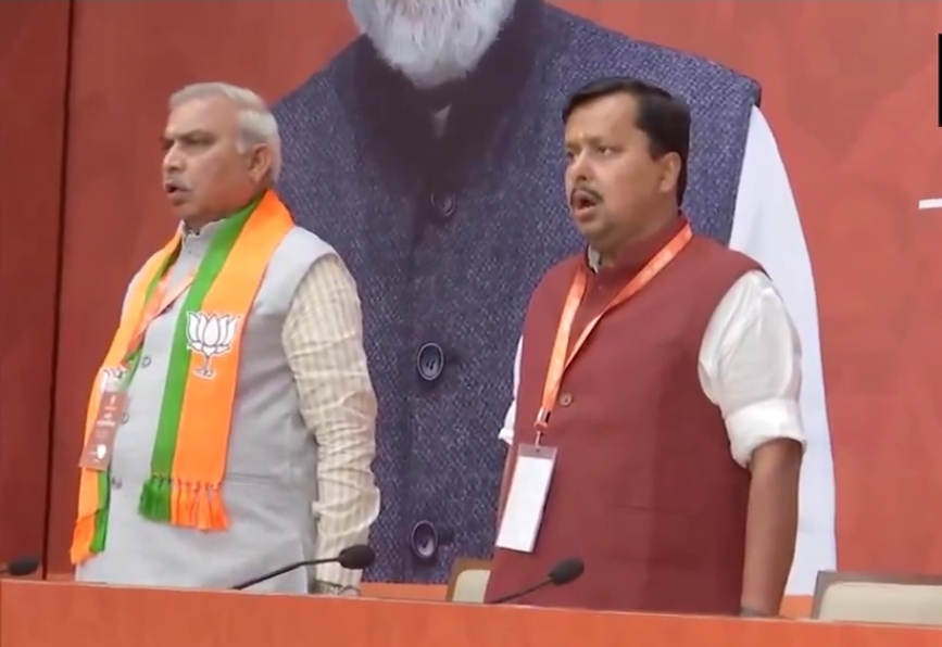 बैठक में वंदेमातरम गाते अध्यक्ष नितिन नवीन बैठक में वंदेमातरम गाते अध्यक्ष नितिन नवीन