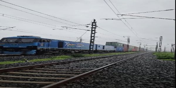 करीब 1.3 किलोमीटर लंबी दो-स्तरीय कंटेनर ट्रेन मुंबई के जवाहरलाल नेहरू पोर्ट (जेएनपीटी) से गुजरात के वडोदरा के लिए जाती हुई