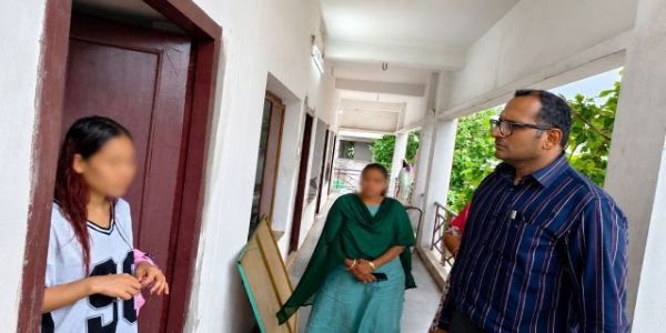 काकीनाड़ा के कलेक्टर छात्रावास में पीड़ित छात्रों से बातचीत करते हुए काकीनाड़ा के कलेक्टर छात्रावास में पीड़ित छात्रों से बातचीत करते हुए