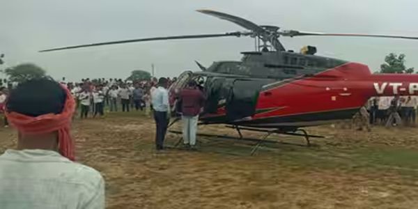 फोटो: भंडारा में इमजेंसी लैंडिंग करने वाले हेलीकॉप्टर का दृश्य फोटो: भंडारा में इमजेंसी लैंडिंग करने वाले हेलीकॉप्टर का दृश्य