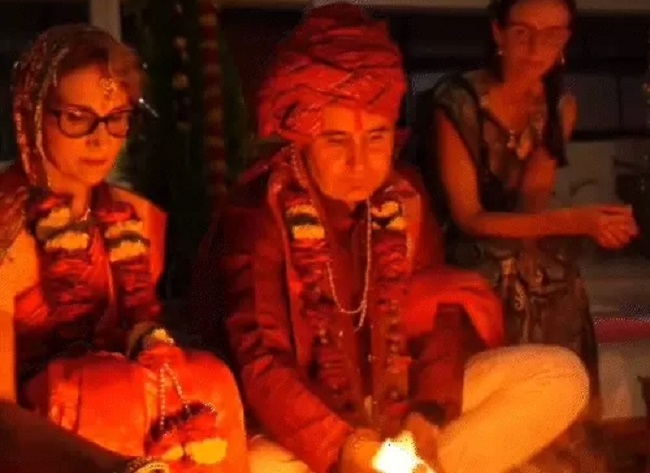हिंदू वैदिक परम्परा से विवाह की रम्में निभाते हुए विदेशी जोड़े हिंदू वैदिक परम्परा से विवाह की रम्में निभाते हुए विदेशी जोड़े