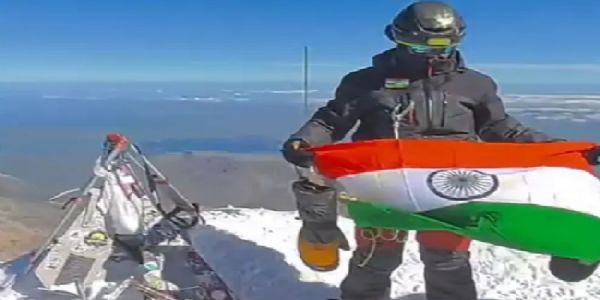 मप्र की आरक्षक वर्षा पटेल ने यूरोप की सबसे ऊंची चोटी माउंट एल्ब्रुस पर फहराया तिरंगा मप्र की आरक्षक वर्षा पटेल ने यूरोप की सबसे ऊंची चोटी माउंट एल्ब्रुस पर फहराया तिरंगा