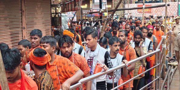 सावन के आखिरी सोमवार से पहले केसरियामय हुई काशी, बाबा विश्वनाथ के दरबार में उमड़ा आस्था का सैलाब