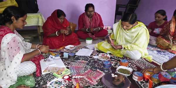 कम लागत में राखियां बनाकर आत्मनिर्भरता की राह पर बढ़ रहीं छत्तीसगढ़ में बिहान की महिलाएं