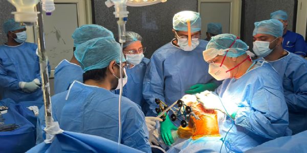सफदरजंग अस्पताल में पहली सफल रोबोटिक घुटना प्रत्यारोपण सर्जरी