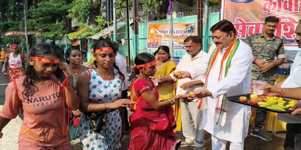 पूर्व विधायक अजीत शर्मा ने लगाया कांवरिया सेवा शिविर, फल और पेय जल का किया वितरण