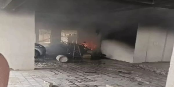 रिहायशी अपार्टमेंट की पार्किंग में लगी आग: छह मंजिला अपार्टमेंट में फंसे 80 लोगों को निकाला