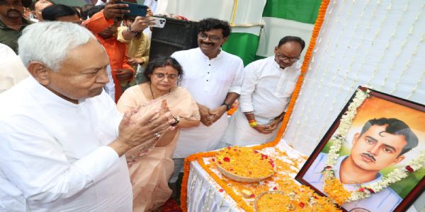 ‘अमर शहीद’’ रामफल मंडल जी के शहादत दिवस समारोह में नीतीश कुमार ने श्रद्धांजलि अर्पित की