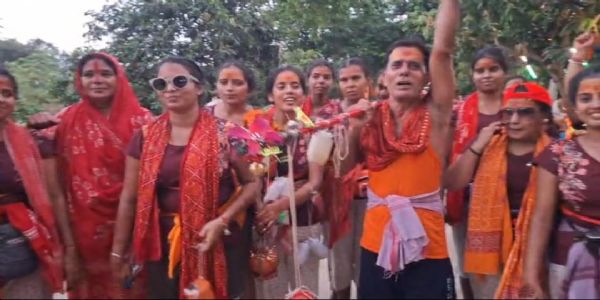आस्था की अनूठी मिसाल, 19 बेटियों की टोली के साथ देवघर पैदल निकले गोड्डा के संजीव