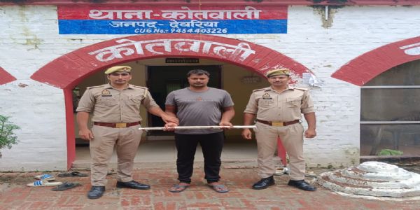 हत्या के मामले में वांछित अभियुक्त गिरफ्तार, लाठी बरामद