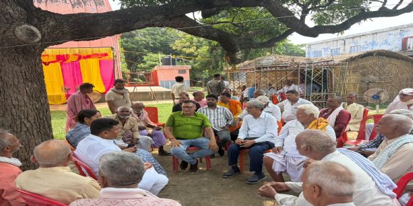 विधायक छोटी कुमारी से रिविलगंज के किसानों ने लगान वृद्धि के फैसले पर रोक लगाने की मांग की
