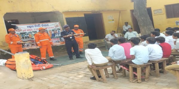 फर्रुखाबाद : आपदा मोचन बल के कमांडेंट ने स्कूली बच्चों काे सिखाये आपदा से निपटने के गुर