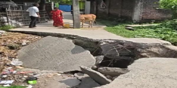 पौआखाली में टूटी सड़क बनी परेशानी का कारण, दो वार्डों के लोगों की बढ़ी मुश्किलें
