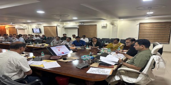 संभव अभियान की समीक्षा में सख्ती, बक्शा और केराकत के अधिकारियों को नोटिस के निर्देश