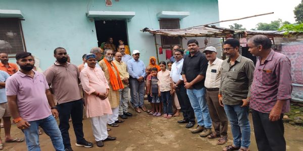 जरूरतमंद परिवार की मदद को आगे आया सर्व ब्राह्मण समाज, किया आर्थिक सहयोग