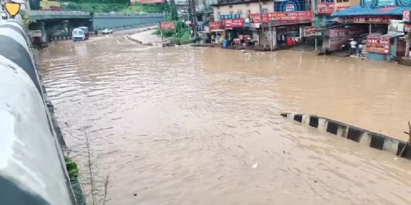 जोराबाट में राष्ट्रीय राजमार्ग पर भारी जल जमाव