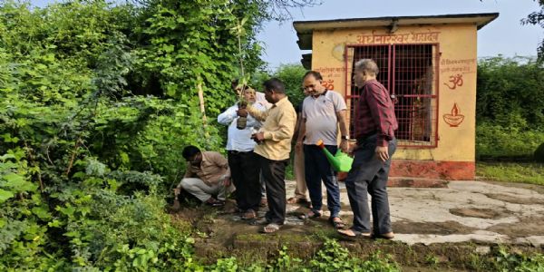 औरैया : अर्धनारेश्वर मंदिर परिसर में पौधारोपण, पर्यावरण संरक्षण का दिया संदेश