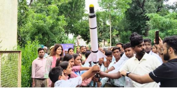 राष्ट्रीय अंतरिक्ष दिवस पर बच्चों ने टेलीस्कोप से देखा सूर्य, जाना अंतरिक्ष विज्ञान