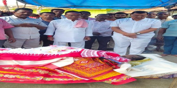 पूर्व विधानसभा अध्यक्ष पहुंचे नरसिंह मुर्मू के आवास, जताया शोक