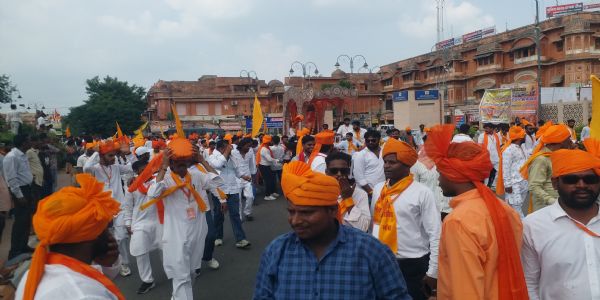 ‘पलायन नहीं करेंगे’ के संदेश के साथ परकोटे में निकली भगवा रैली