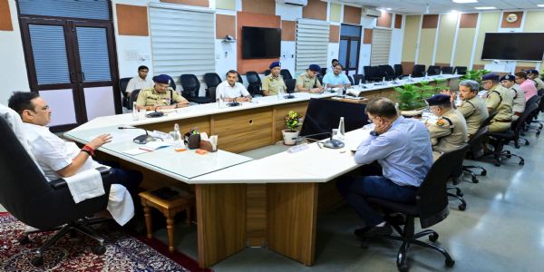 मुख्यमंत्री ने ली त्योहारी सीजन पर सुरक्षा व्यवस्था को लेकर समीक्षा बैठक