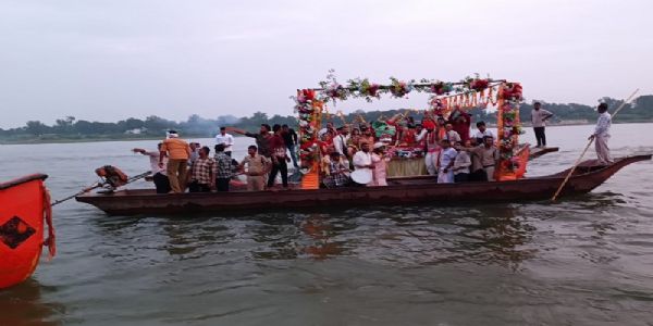 महेश्वर में काशी विश्वनाथ ने किया नर्मदा में नौका विहार, सोमवार को दो शिव डोलों का होगा मिलन
