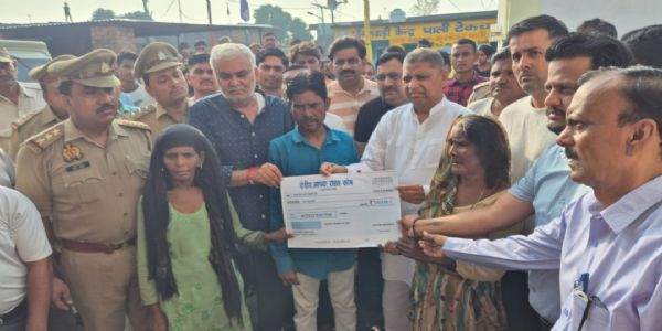 गुलदार के हमले में बच्चे की मौत के 24 घंटे में पीड़ित परिवार को सौंपा 5 लाख का चैक